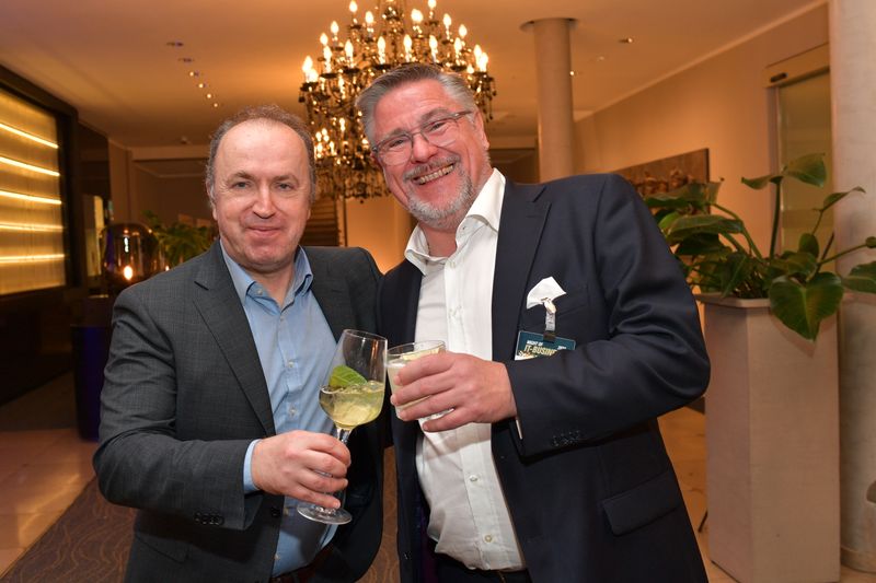 Prost auf eine weiterhin erfolgreiche Zusammenarbeit, Michael Hase, ITB, und  Udo Schillings, Infinigate. (Hannes Magerstaedt)