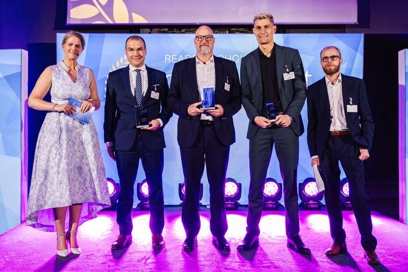Kategorie „Cloud & Infrastruktur“: Hier gewannen STACKIT (Platin), Microsoft (Gold) und Salesforce (Silber). Auf der Bühne: Sebastian Busche, Andreas Nold und Julian Hain (v. l.). (Bild: Offenblende)