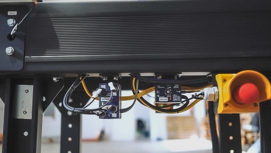 ASi-5 Motormodule für zwei 24 V Motorrollen vom Typ BWU4246 steuern die Motorrollen, die dieses Förderband antreiben, und regeln so die Geschwindigkeit und die Beschleunigung in den jeweiligen Abschnitten.(Bild:  Bihl+Wiedemann GmbH)