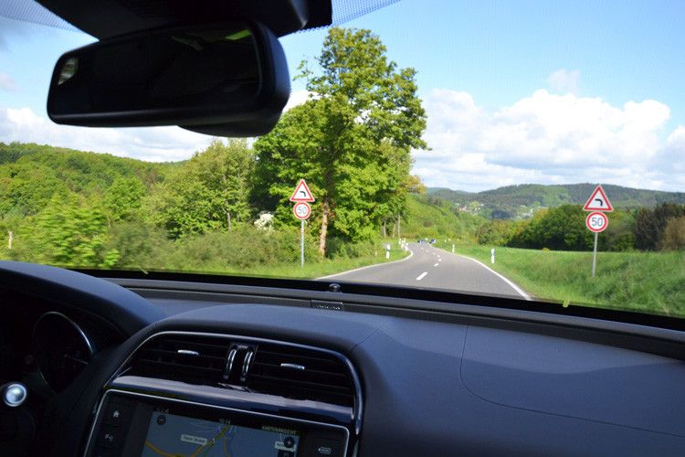 Das einzige, was bei der ersten Testfahrt stört, sind Geschwindigkeitsbeschränkungen auf 50 km/h. (Foto: Wehner)