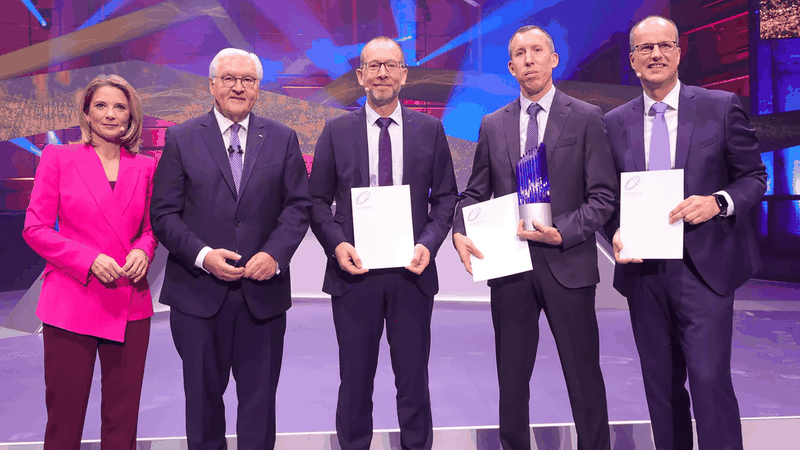 Von links: Moderatorin Yve Fehring, Bundespräsident Frank-Walter Steinmeier sowie die Gewinner Christopher Uhr, Pierre Andrieu und Kai Weeber stehen am 19. November nach der Verleihung des Deutschen Zukunftspreises 2025 zusammen.(Bild:  Deutscher Zukunftspreis/Bildschön GmbH)