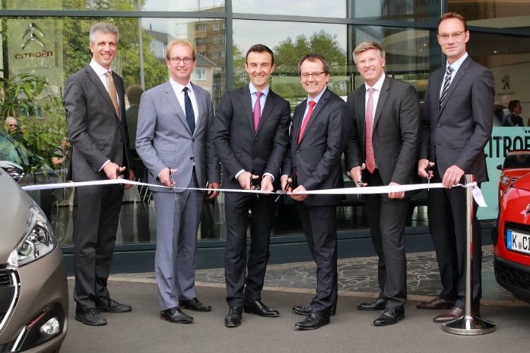Eröffnet: (v.li:) Nicolas Perrin (Direktor DS Automobiles), Rick Hermanns (Geschäftsführer Peugeot Deutschland),  Albéric Chopelin (Generaldirketor PSA Deutschland), Joël Gorrin (Geschäftsführer PCR Deutschland), Holger Böhme (Geschäftsführer Citroën Deutschland) und Peter Wilkenhöner (Niederlassungsleiter Köln/Bonn). (Foto: PCR)