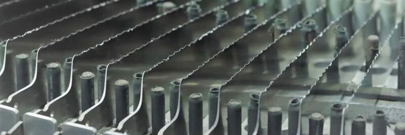 Beim Unternehmen Liow-Shye Enterprise Co. in Taiwan werden Stahlklingen für Küchenmesser mithilfe von Kuka-Robotern geschliffen, poliert und graviert.