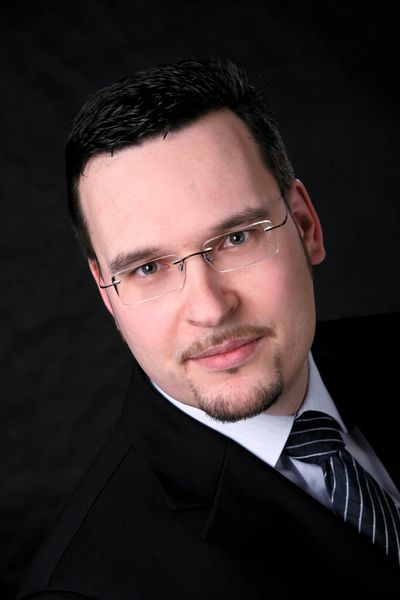 Matthias Poguntke, Leiter Produktmanagement Greifsysteme bei der Schunk GmbH & Co. KG: „Wenn man den auf der Motek gezeigten CFK-Greifer mit dem Standardmodell vergleicht, haben wir das Gewicht halbiert.” (Schunk)