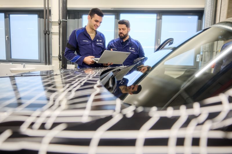 Endkontrolle der ersten Erprobungsfahrzeuge in Debrecen. (Bild: BMW)