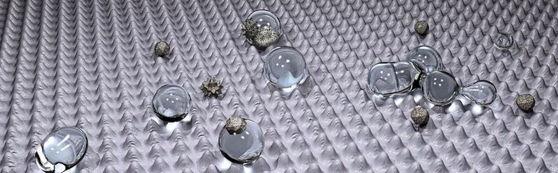 Visualisierung einer mikrostrukturierten Aluminiumoberfläche mit Schmutzpartikeln und Wassertropfen