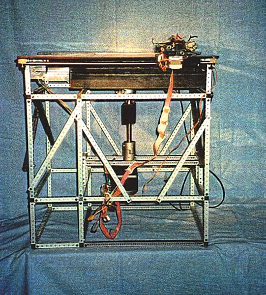 Auch so kann ein 3D-Drucker aussehen. Das ist der Ur-Drucker von Voxeljet. (Bild: Voxeljet)