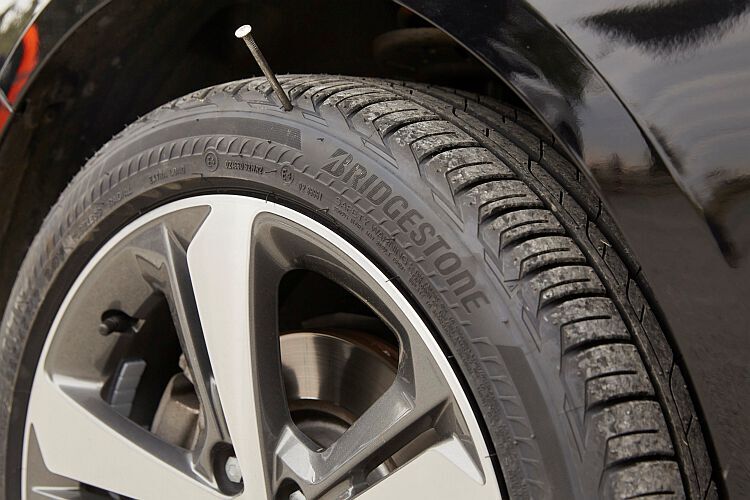 Mit dieser radikalen Methode wurden die Driveguard-Reifen für die Testfahrt präpariert. (Foto: Bridgestone)