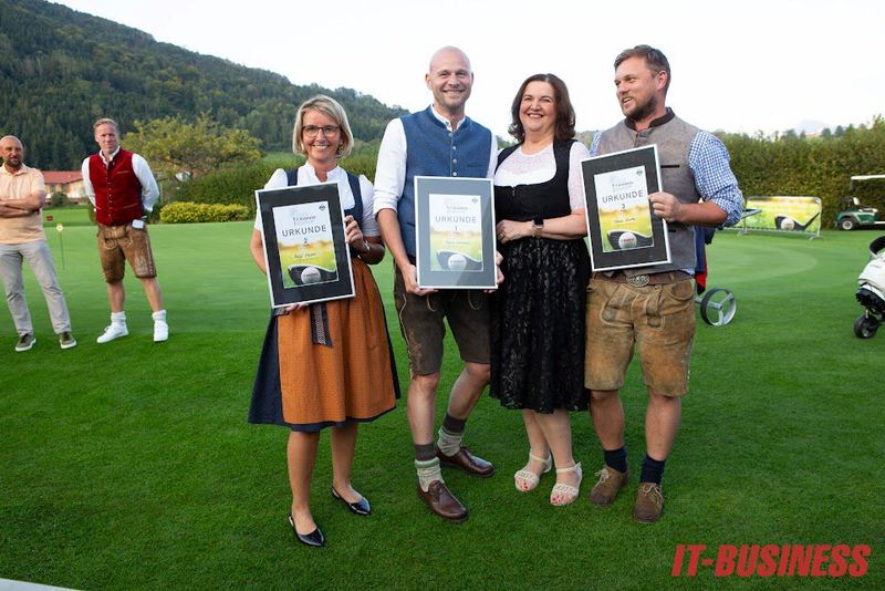 Die Netto-C-Klasse-Gewinner: (v. l.) Stephanie Steen (für Ralf Meister, aja Resort, Platz 3 nicht im Bild), Platz 1 Frank Lohmann (Fujitsu), Lilli Kos (IT-BUSINESS) und Platz 2 Tobias Kurth (TD Synnex) (Bild: Vogel IT-Medien GmbH)