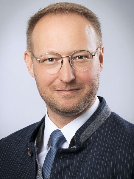 Chefwechsel: Zum 1. Juli hat Dr. Daniel Philippe Stier die Geschäftsführung bei Bossard übernommen. Seit 2016 wirkte Stier in unterschiedlichen Funktionen bei der Dillinger Hütte, darunter als Alleingeschäftsführer der Dillinger Hütte Vertrieb GmbH sowie Aufsichtsrats- und Beiratsvorsitzender diverser Vertriebsgesellschaften. Er folgt Florian Beer nach, der auf eigenen Wunsch ein „Sabbatical“ einlegt, um sich anschließend neuen Herausforderungen zu stellen. (Bild: Bossard Deutschland GmbH)