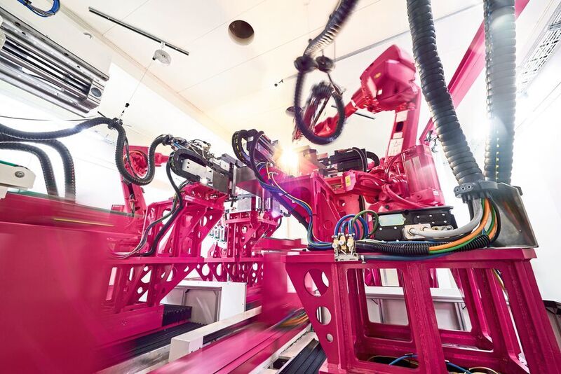 Hochautomatisiert und vernetzt: Schweissroboter im 250-Millionen-Euro-Werk.  (Rittal)