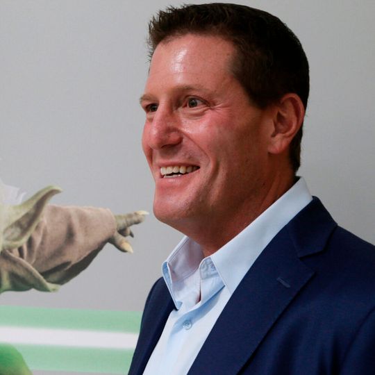 Tiktok-Chef Mayer ist nach dem erheblichen politischen Druck auf die populäre Video-App aus dem Weißen Haus zurückgetreten. Der Amerikaner Mayer trat den Chefposten bei Tiktok erst vor wenigen Monaten an. Zuvor war er Leiter für Streaming-Angebote beim Unterhaltungsriesen Disney. (Bild:  Damian Dovarganes/AP/dpa)