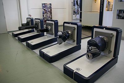 Fräsköpfe für Soraluce-Fräs- und Bohrmaschinen (von links): kurzer und langer Horizontal-Fräskopf, kleiner Winkelfräskopf mit Schwenkebene, Universal-Fräskopf, Orthogonal-Fräskopf. (Archiv: Vogel Business Media)