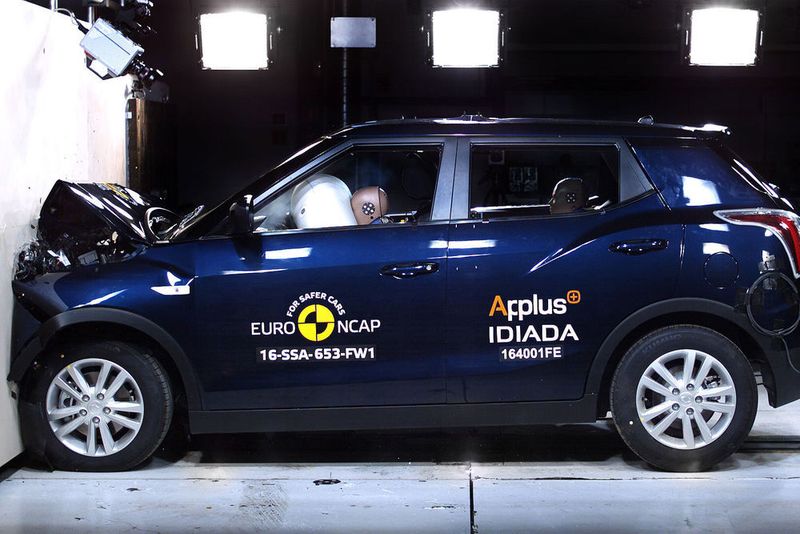 Die Ergebnisse für den Ssangyong XLV basieren auf dem Technikbruder Tivoli, bei dem die Basis ebenfalls nur drei Sterne bekommt, während für die Version mit Notbremsassistent vier Sterne vergeben werden. (Euro NCAP)