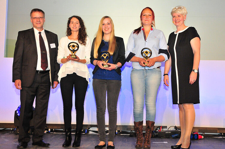 Das waren: Kiren Renken (2. v. li.), Linda Welchner (Mitte) und die Siegerin des Sonderwettbewerbs, Irina Wohlgemuth. (Foto: Schmidt)