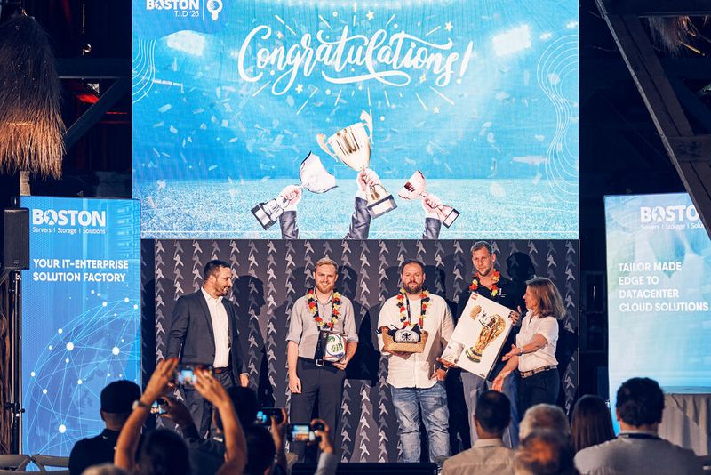 So sehen Sieger aus! (Bild: Boston)