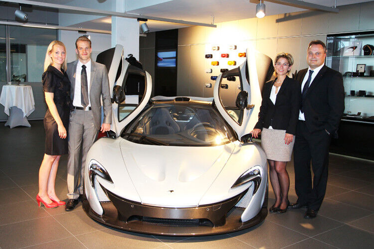 Familienfoto mit Sportwagen: Standort-Chef Andrew Skey (li.) mit Gemahlin und Rainer Dörr mit Ehefrau. (Foto: McLaren)
