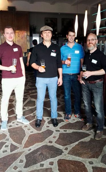 Konstruktive Gespräche bei einem kühlen Bier. (Aagon)