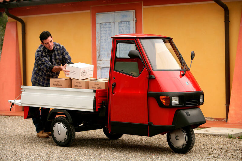 Um Nutzwert für kleines Geld geht es bei den Dreirad-Mobilen von Piaggio – die wohl auch die bekanntesten sein dürften. Die Kleinsttransporter mit Rollertechnik lassen sich zudem gut durch enge Gassen bewegen. (Piaggio)