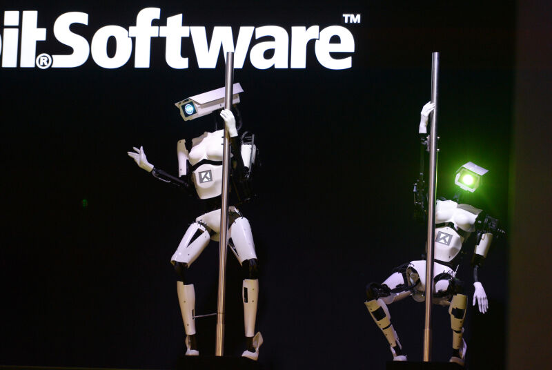 In der Lounge von Tobit Software tanzten als besonderer Hingucker die Roboter an der Stange. (CeBIT)