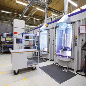 Speziell für die Fertigung von Aluminiumbauteilen wurde in Spaichingen in zwei Bearbeitungszentren H 2000 inklusive einer Automation von Fastems investiert.(Bild:  Heller)