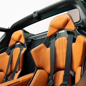 Die Sportsitze bieten Sechspunktgurte und feine Lederbezüge.(Bild:  Donkervoort)