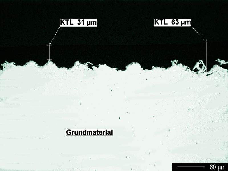 Bild 1: Trotz der Oberflächenrauheit RZ von 40 µm besteht überall eine gute Haftung zwischen KTL-Grundschicht und Grundwerkstoff. (Archiv: Vogel Business Media)