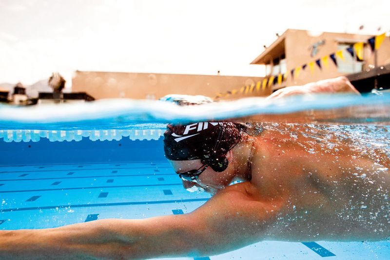 Bei www.wie-einfach.de gibt es den Duo Underwater MP3-Player. Über die Bone-Conduction-Technologie wird die Musik über die Wangenknochen ins Innenohr geleitet, mit einem Clip lässt sich der schlanke Duo Underwater MP3-Player am Riemen der Schwimmbrille befestigen. Er verfügt außerdem über vier GB Flash-Speicher, der Schwimmer bis zu sieben Stunden mit Musik versorgt. (WIE EINFACH!)