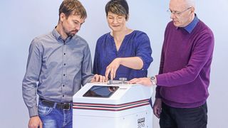 Das Dresdner Unternehmen Sempa Systems wird das marktreife Hi-Bar-Sens Messgerät basierend auf der neuen Technologie anbieten. Im Bild (v. l.): Johannes Grübler von Sempa Systems sowie Susann Kleber und Dr. Wulf Grählert vom Fraunhofer IWS. (Bild: Amac Garbe/Fraunhofer IWS)