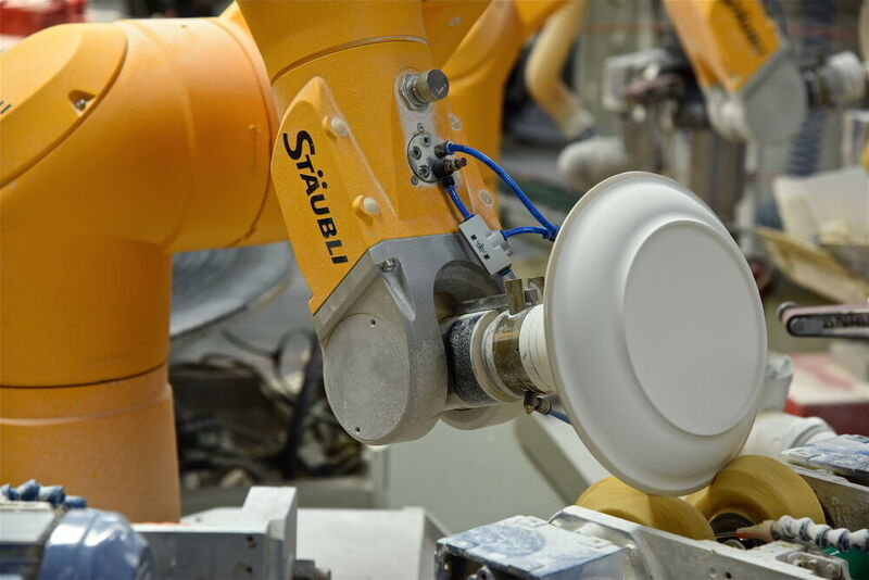 Vom Standort Bayreuth aus vertreibt Stäubli unter anderem Roboter an die Firma Rosenthal in Selb. (Stäubli)