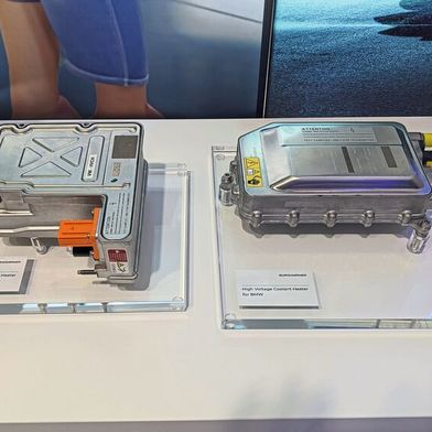 Das Angebot an Ersatzteilen für Elektro- und Hybridautos wächst. Borg-Warner zeigte Zuheizer für das Thermomanagement, ... (Bild: Rosenow – VCG)