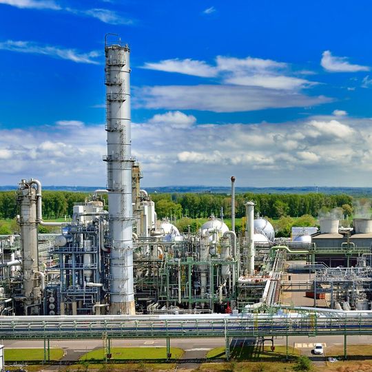 In den Anlagen von Ineos soll das HDPE für die Kunststoffflaschen hergestellt werden.(Bild:  Ineos)