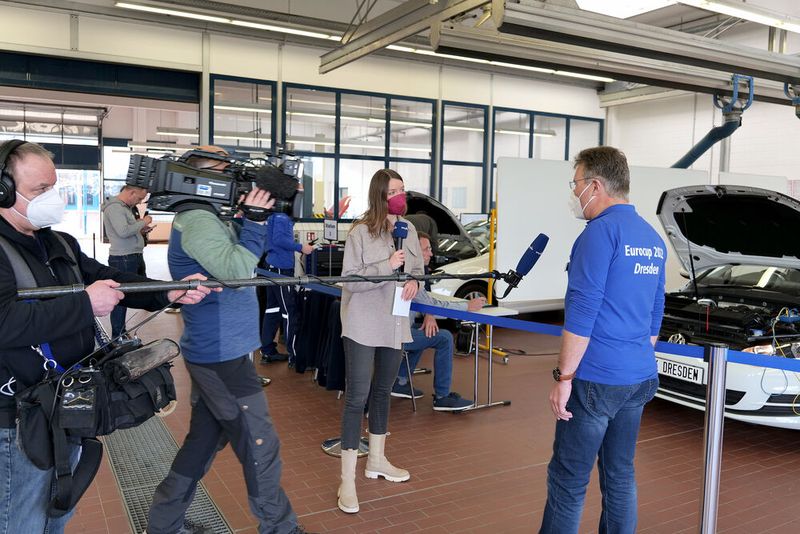 Der MDR führte während des Wettbewerbs für eine Livesendung ein kurzes Interview mit dem ehemaligen Berufsweltmeister und langjährigen Bundestrainer Rudolf Angerer. (Bild: Schmidt/autoFACHMANN)