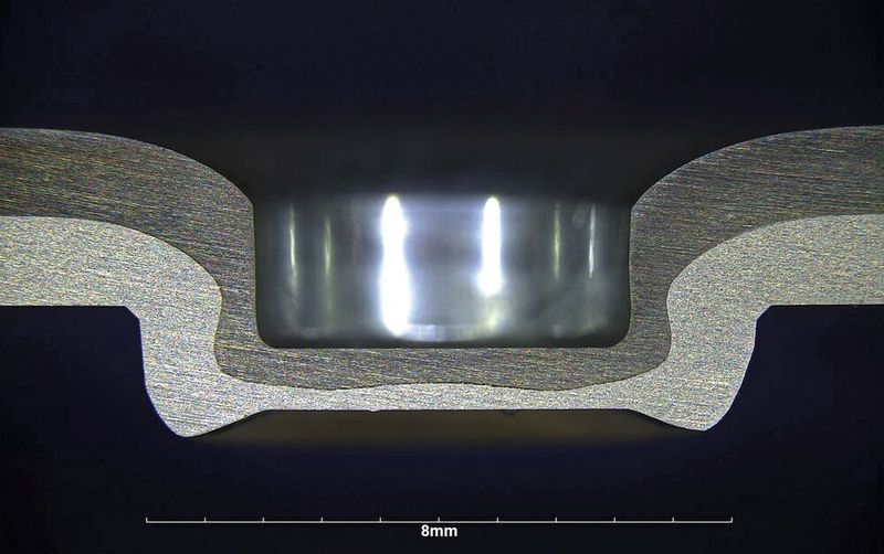 Mittels Clinchen wird eine druckknopfartige, formschlüssige Fügeverbindung von zwei oder mehr Lagen in einem einstufigen Umformprozess hergestellt. (Bild: Tox Pressotechnik)
