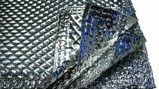 Folie aus mehrlagigen Metallfolien mit Hohlraumstruktur im Inneren, die gegen Hitze isoliert. (Archiv: Vogel Business Media)
