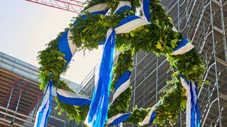 Bei bestem Wetter schwebt die Richtkrone im Atrium des neuen Labor- und Bürogebäudes empor. (Roche/www.maikkern.de)