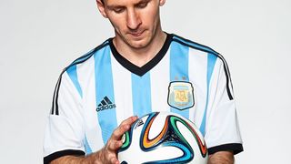 Messi und der Ball: Das ist eine Technik-Demonstration für sich. Die Fußball-WM 2014 kann kommen. (Bild: David Ramos/Adidas)