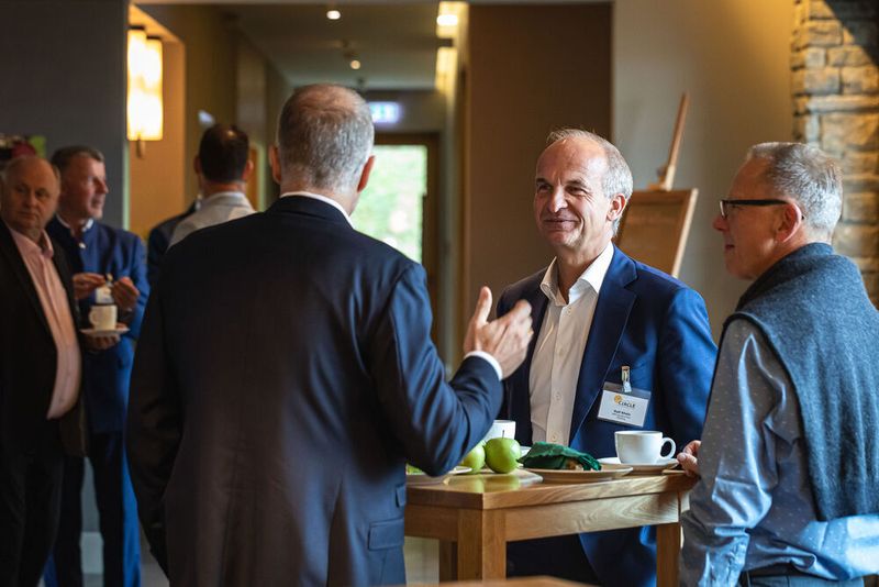 Gemeinsam realisieren sie in Summe über 17 Milliarden Euro Umsatz pro Jahr und beschäftigen rund 33.000 Mitarbeiterinnen und Mitarbeiter. (Stefan Bausewein)