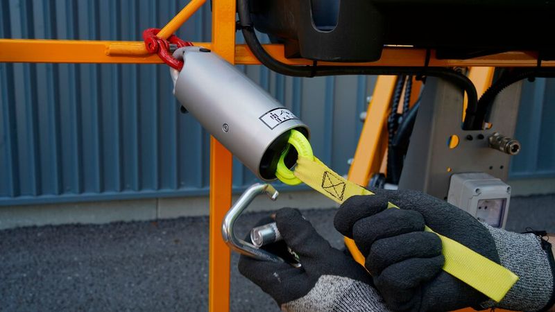 Die sogenannte „Detection Box“ des Sicherheitssystem Fastn von Haulotte. Sobald die Absicherung des Arbeitskorbes einer beliebigen Hubarbeitsbühne nicht mehr besteht oder der Arbeiter ein anderes Verbindungselement nutzen will, schlägt es Alarm. (Bild: Haulotte)