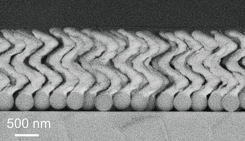 Die 500 Nanometer breiten Propeller haben eine Antihaftbeschichtung und sind exakt so klein, dass sie durch die enge molekulare Matrix der gelartigen Substanz im Glaskörper des Auges durchschlüpfen können. (MPI-IS)