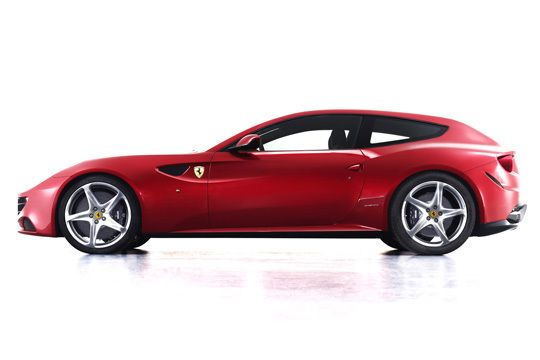 Optischer Blickfang: Der 4,90 Meter lange Shooting Brake aus der Feder von Pininfarina fällt vor allem durch sein bulliges Heck mit einer steil stehenden Scheibe auf. Damit bietet er mehr Platz für Fondpassagiere und Gepäck. (Archiv: Vogel Business Media)