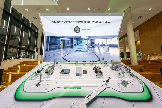 Das Leitexponat auf dem Automotive Symposium 2026 führt durch konkrete Anwendungsfälle der Mobilität. (Bild:  Schaeffler | Daniel Karmann)