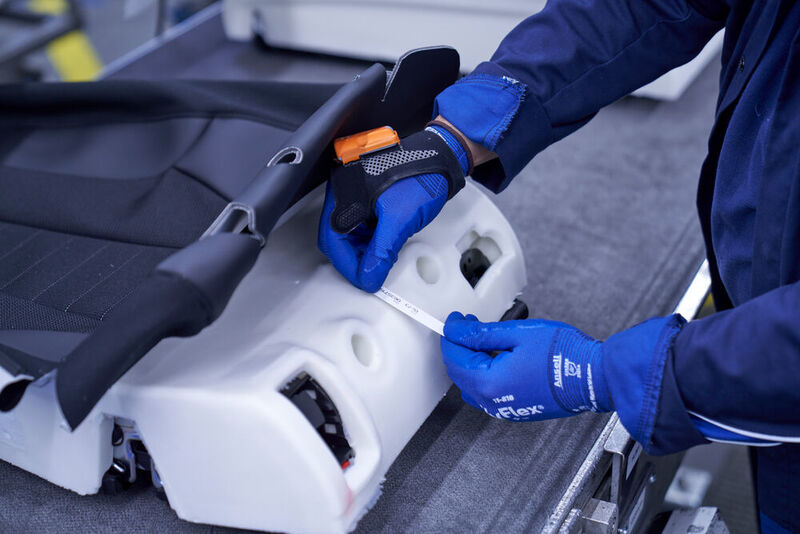 Aktuell wird die RFID-Technologie in der Sitzefertigung des Werks München eingesetzt und soll zukünftig auch in der Fahrzeugmontage flächendeckend zum Einsatz kommen. Dabei werden bei den Lieferanten und der BMW Group Komponentenfertigung sogenannte RFID Smart Labels am Bauteil angebracht, die im anschließenden Fertigungsprozess genutzt werden können.  (BMW)