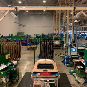 Dynamische Videoprojektion macht Schablonieren obsolet und erleichtert etwa die Montage von Kabelbäumen.(Bild:  Extend-3D)