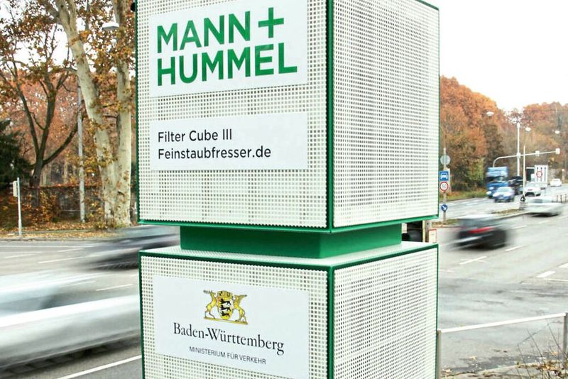 Was dann doch noch in der Luft schwebt, will Mann+Hummel mit diesen Filtersäulen, wie sie in Stuttgart stehen, einsammeln und eliminieren. (Bild: Mann+Hummel)