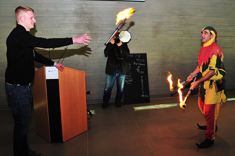 Außerdem beeindruckte der Gaukler Malonius mit gekonnten Jonglagen, Zaubertricks und ... (Foto: Schmidt)