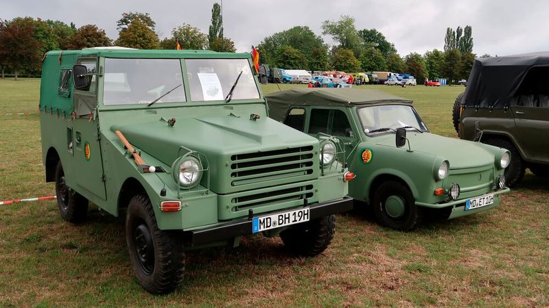 Farbton verfehlt: Für Fahrzeuge der „bewaffneten Organe“ geriet das Grün einen Tick zu hell. (Bild: Diehl)