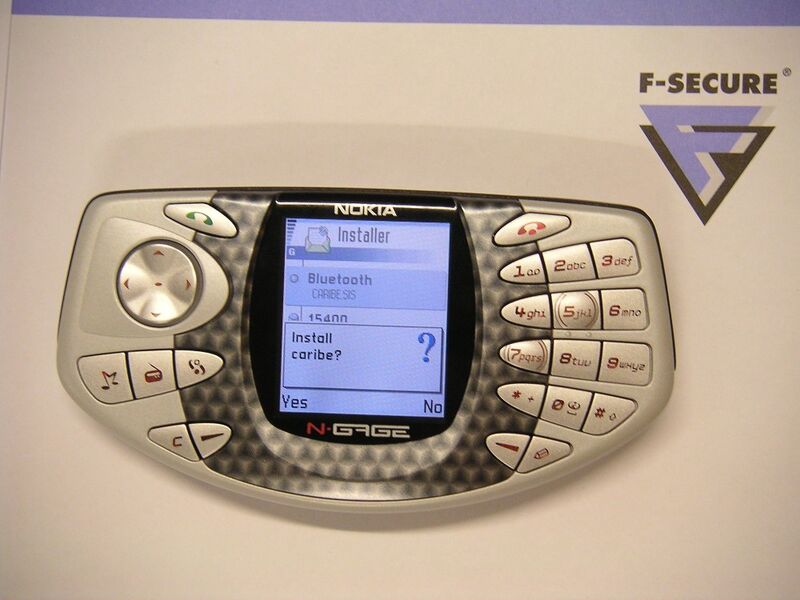 Ab 2002 zeigt sich ein neuer Trend: Die Viren werden mobil. Da immer mehr Handys mit Betriebssystem ausgestattet sind und per Bluetooth und USB mit PCs kommunizieren, war dies nur eine Frage der Zeit. Der Wurm Cabir, auch bekannt als Caribe, repliziert sich über Bluetooth auf Symbian-60-basierten Geräten. (Bild: F-Secure)