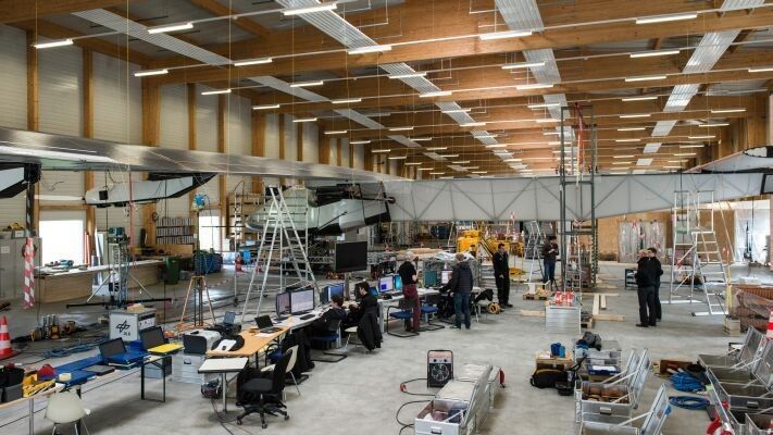 Sämtliche Kabel, die zu den Schwingungssensoren am SolarImpulse-Prototypen führen, sind über Leinen in der Luft befestigt. Das Eigengewicht der Kabel soll die sensiblen Schwingungsmessungen nicht beeinflussen. (SolarImpulse/François Wavre/rezo.ch)