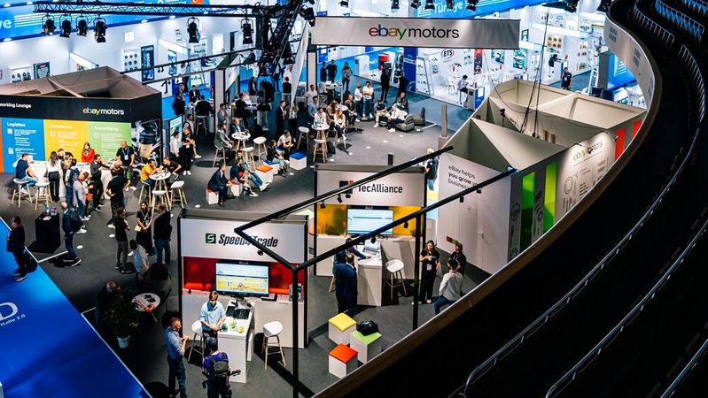 Als langjähriger Partner von Ebay Motors ist Speed4Trade am gemeinsamen Messestand zu finden. (Bild:  Speed4Trade)